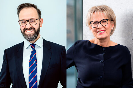 Bildcollage. Rechts: Dunkelhaariger Mann mit dunkler Brille und Bart im dunkelblauen Anzug mit blau-rot-weiß gestreifter Krawatte vor hellem Hintergrund. Rechts: blonde Frau mit dunkler, runder Brille im dunkelblauen Kleid vor einer Betonwand