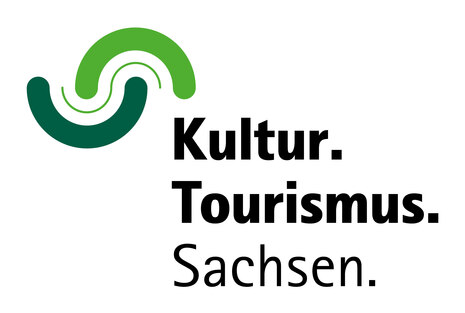 Logo der Sächsischen Staatsministerin für Kultur und Tourismus mit weißem Hintergrund. Links oben befinden sich eine dunkel- und eine hellgrüne Welle, die ineinander greifen. In der Mitte bis unten rechts steht der Text »Kultur. Tourismus. Sachsen.«